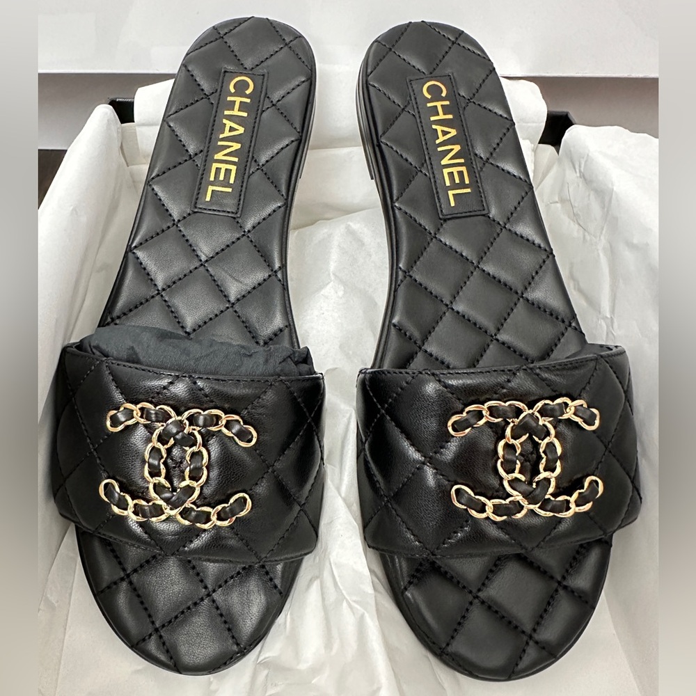 2023 CHANEL GOLD CHAIN CC LOGO BLACK LEATHER FLAT SHOES SLIDES MULES 38 - Picture 3 of 16